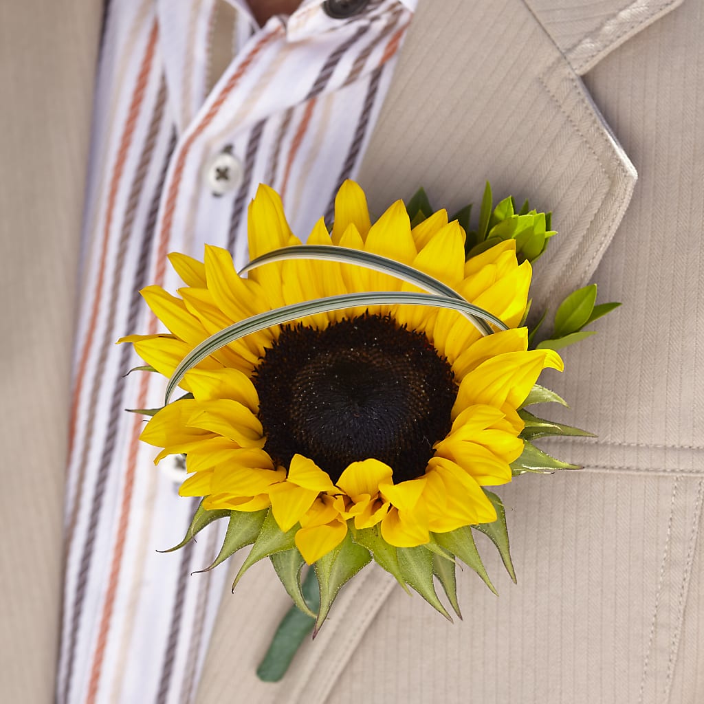 Free Spirit Boutonniere – Rhea Flower Shop, Toronto ON